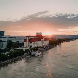 Hilton Waterfront Viena